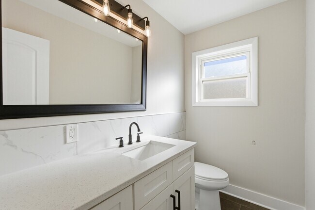 Building Photo - 1215 Balmoral Ave