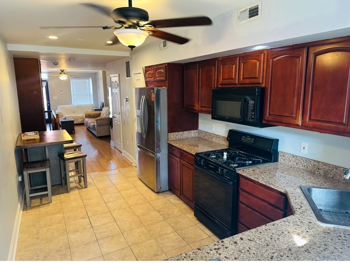 Kitchen - 829 S Linwood Ave