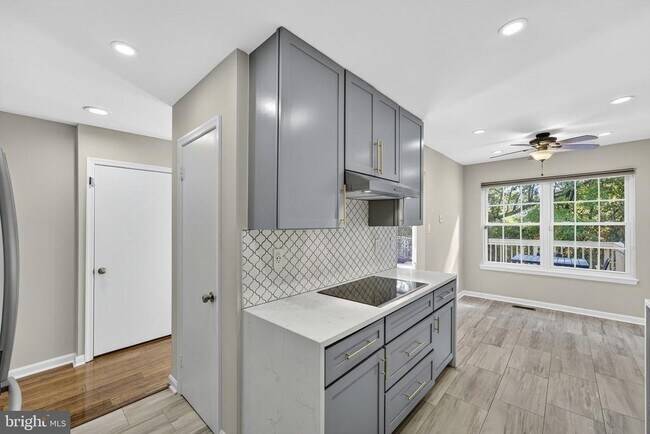 Building Photo - 8605 Western Oak Dr