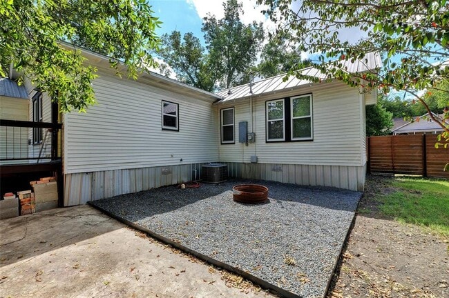 Building Photo - 1102 Hackberry St