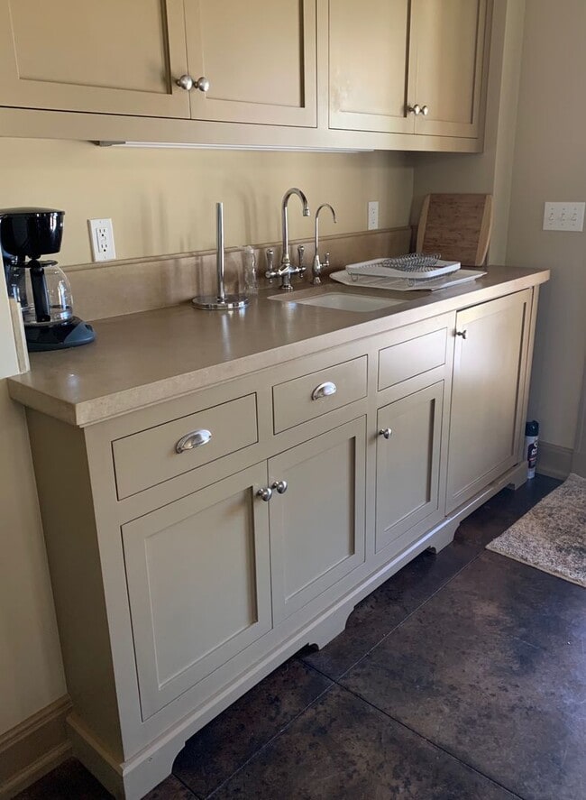 Building Photo - Guest House