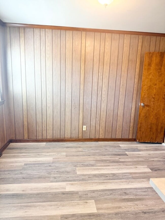 Building Photo - Adorable 2 Bedroom Convenient to I-29, Shopping & More!