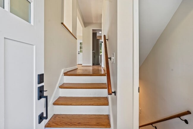 Building Photo - Beautifully Renovated 4 Bed/ 2 Bath with 2 Car Garage