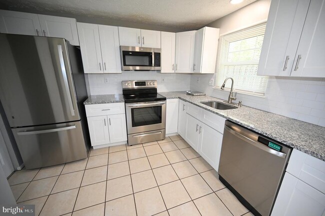 Building Photo - 2103 Tanglewood Dr