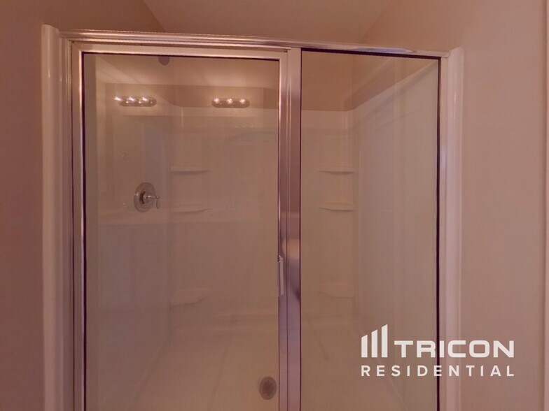 Building Photo - 200 Spring Knoll Dr