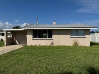 Building Photo - Adorable 2 Bedroom Beach house!