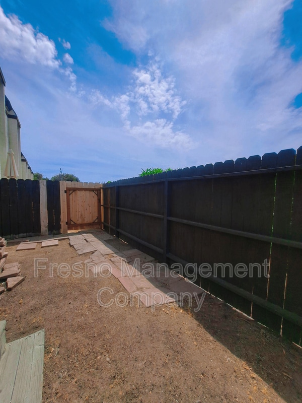 Building Photo - 4919 N Millbrook Ave