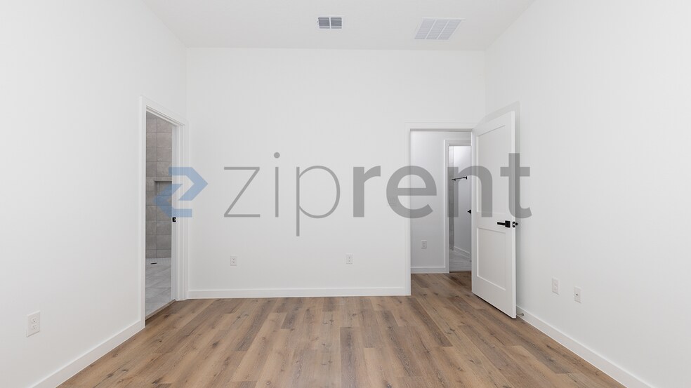Building Photo - Unit