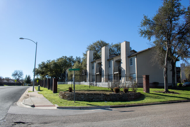 Building Photo - Z-12272023-River Crossing Townhomes