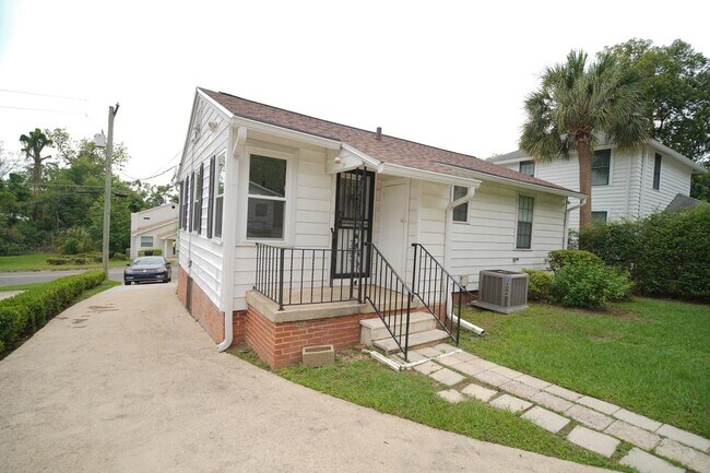Building Photo - 212 W Osceola St