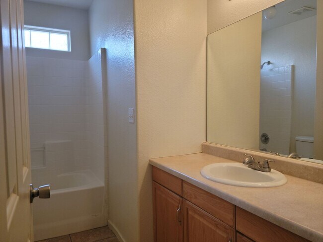 Building Photo - Single Story 3-Bedroom