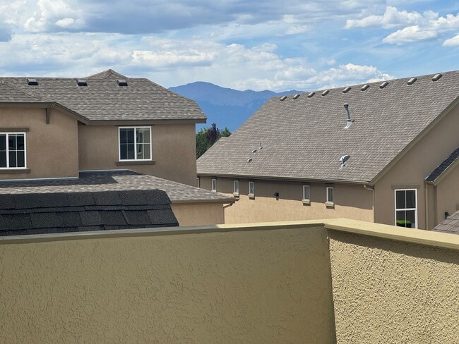 Building Photo - Living by the Lake! 3 bed, 2.5 bath, 3 car...