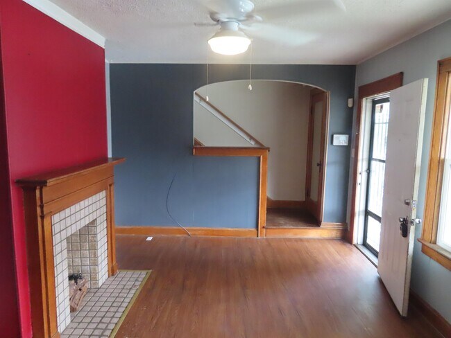 Building Photo - 806 E Deshler Ave