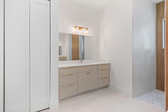 Building Photo - 632 SE Seahouse Dr