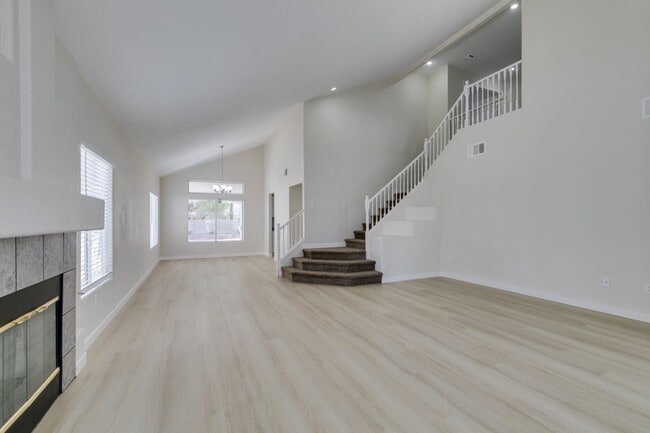 Building Photo - Stunning 3 Bedroom, 2.5 Bathroom Home in E...