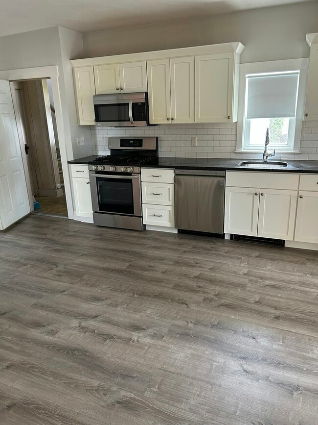 Building Photo - 325 Daggett Avenue, Unit 1