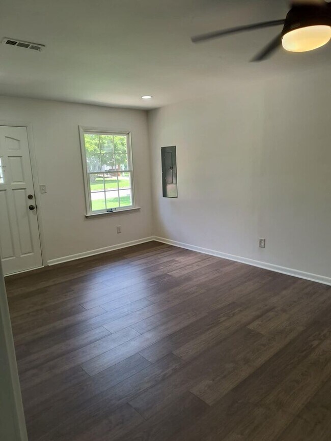 Building Photo - Fully Renovated 3 Bedroom, 2 Bath Home