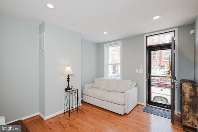 Building Photo - 917 Baylis St