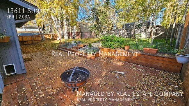 Building Photo - 13611 Sunset View St