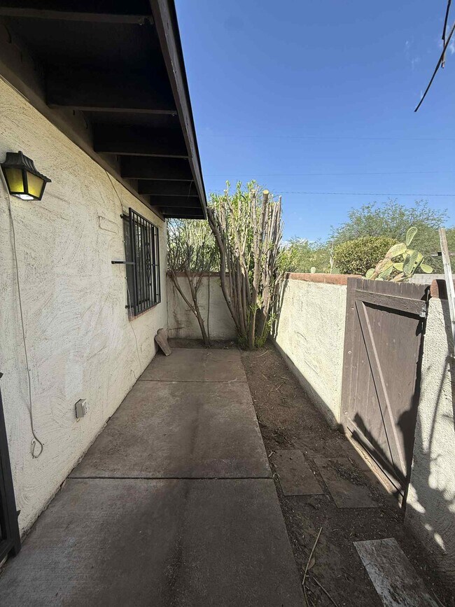 Building Photo - 4145 N Via Villas
