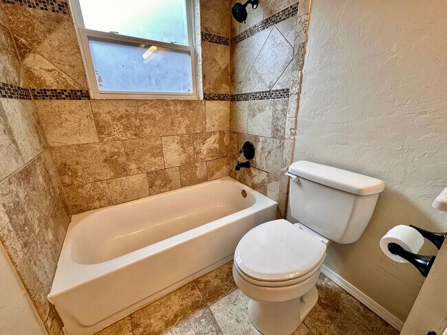 Building Photo - Spacious three bed home in Moore