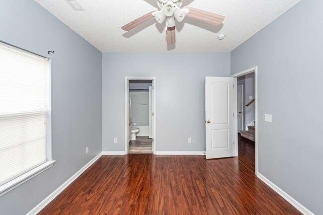 Building Photo - 3 Bedroom, 2.5 Bathroom Townhome in Lakes of Summerville - Summerville