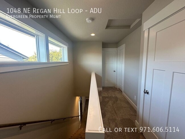 Building Photo - 1048 NE Regan Hill Loop