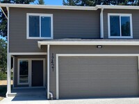 Building Photo - Beautiful 4-Bedroom, 2.5-Bath Townhouse-St...