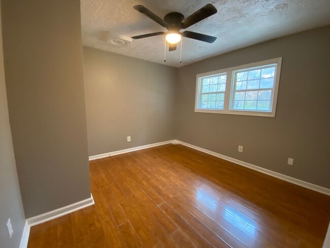 Building Photo - 4 bedroom, 1-1/2 bathroom House in West Rome!