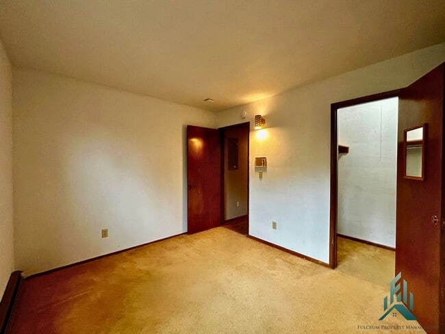 Building Photo - Mid-century Modern Single-family Home for Rent