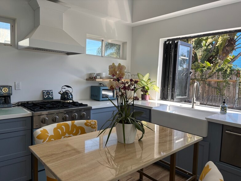 Building Photo - 2060 Channel Dr