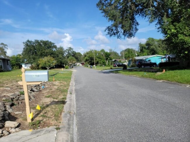 Building Photo - 1700 Chaucer Rd