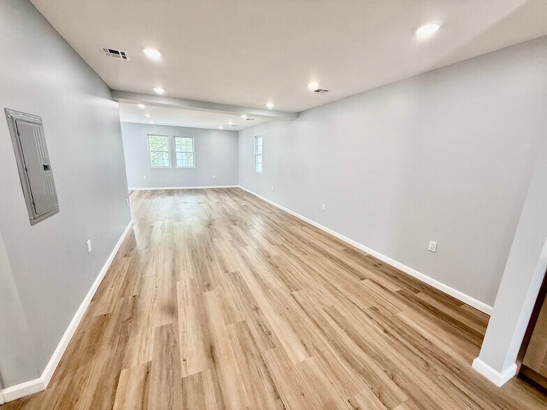 Building Photo - 13 Roosevelt Ave