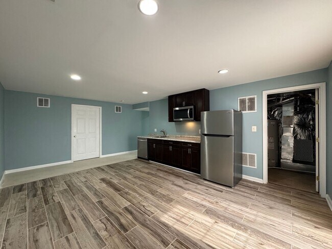 Building Photo - Stunning  4 Bed 3 Bath Home With Spacious ...