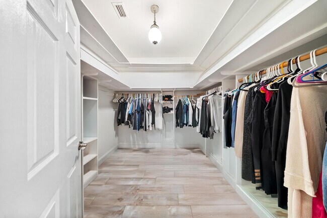 Building Photo - 7903 Plantation Lakes Dr