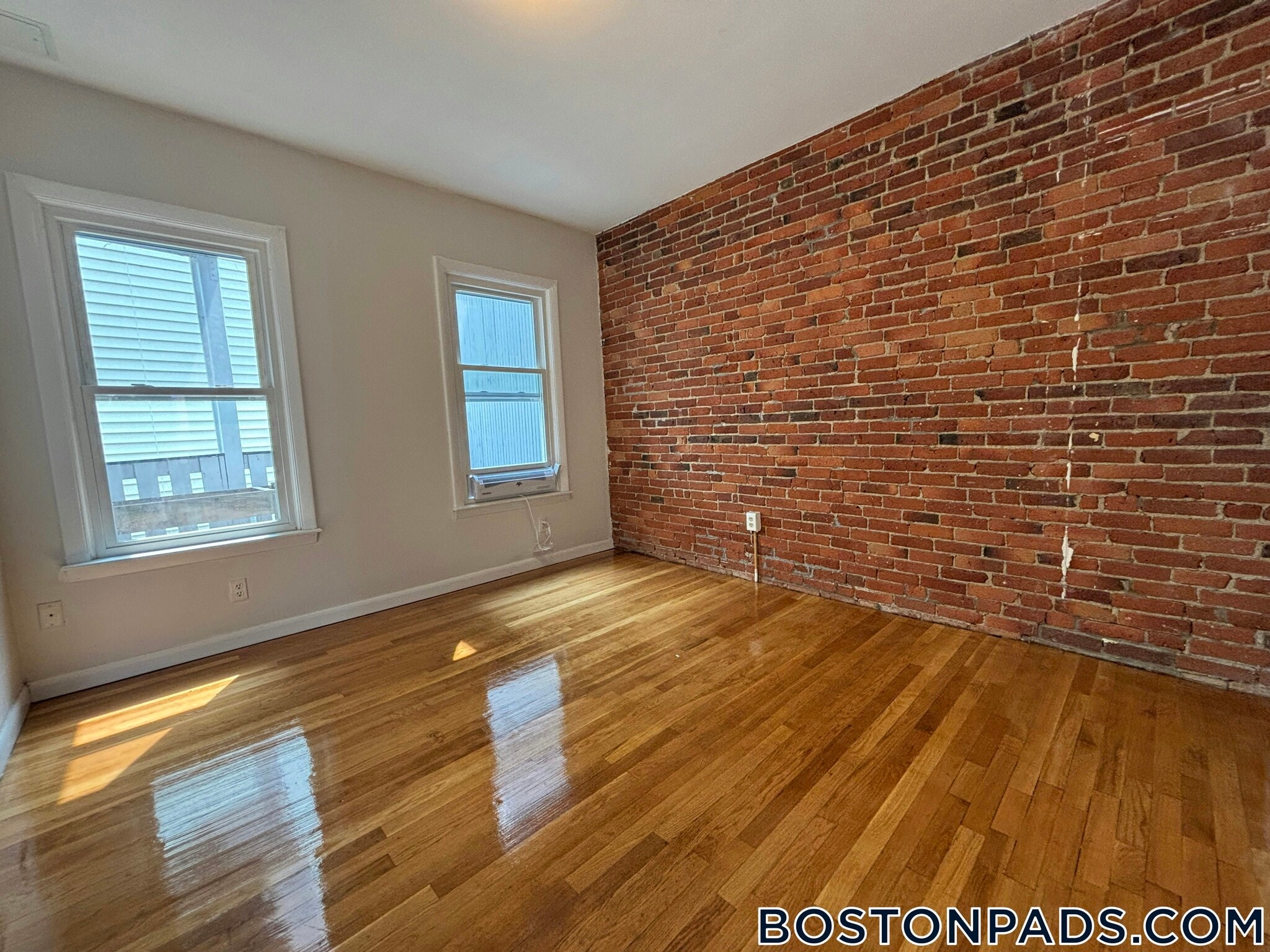 Building Photo - 164 Broadway