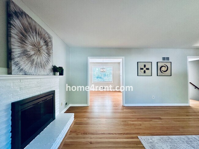 Building Photo - Attractive Overland Park Home w/ Wood Floo...