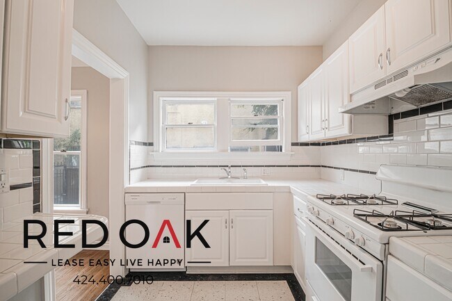 Building Photo - 109 S Sycamore Ave