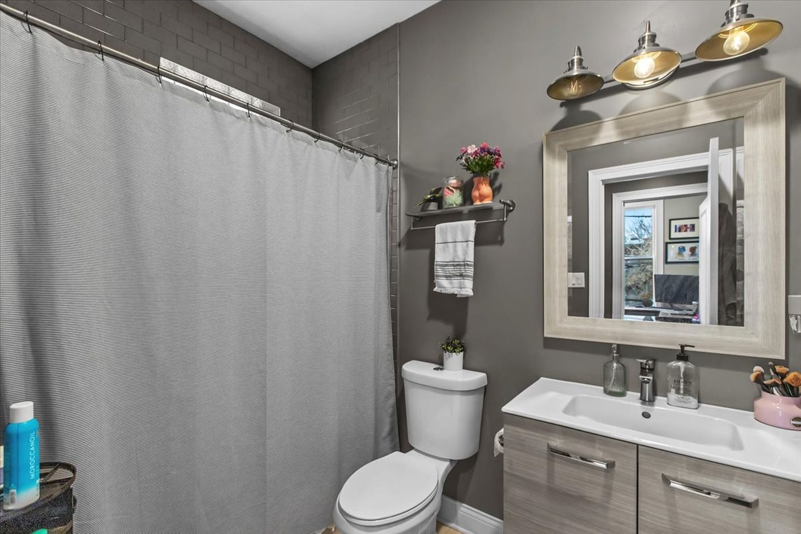 Building Photo - 2418 W Medill Ave