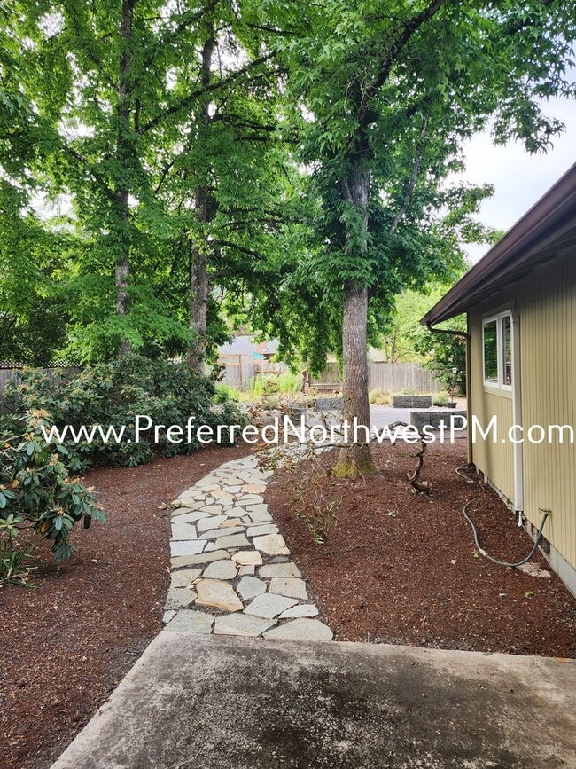 Building Photo - Beautiful 3 Bedroom Home off Garden Way