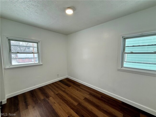 Building Photo - 883 Kickapoo Ave