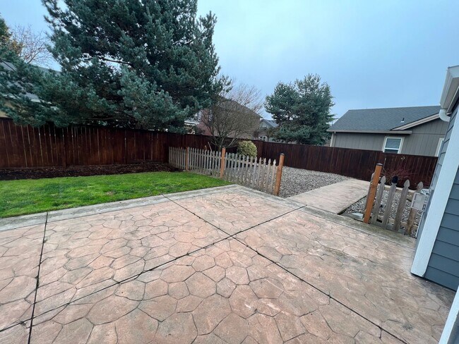 Building Photo - 3-Bedroom 3-Bathroom house across from Candlelight Park