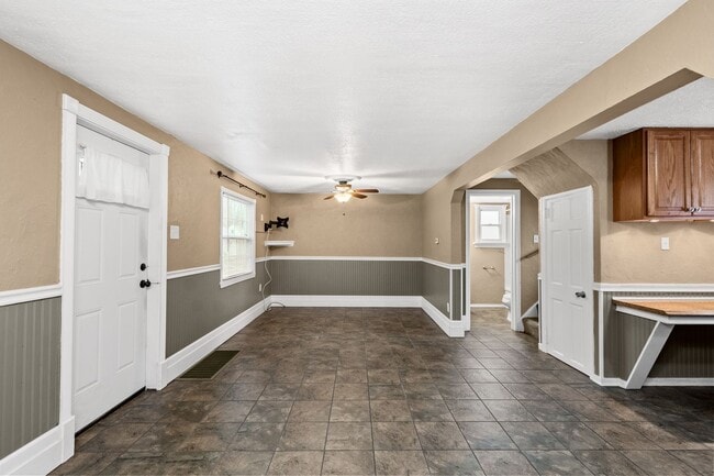 Building Photo - Stunning 2 bedroom home in North Versaille...