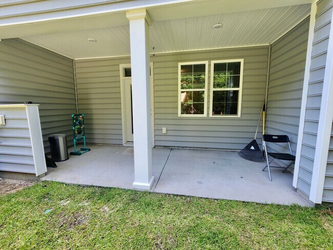 Building Photo - Well maintained end unit townhome in Grand...