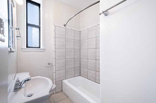 Building Photo - 2418 N Clybourn Ave