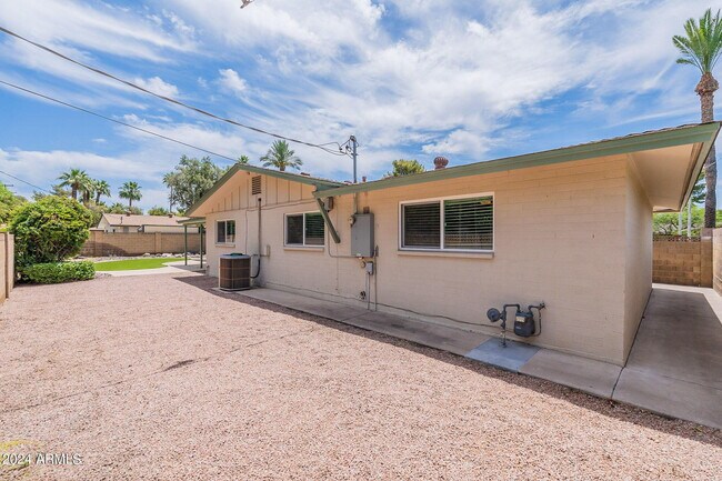 Building Photo - 110 W Seldon Ln