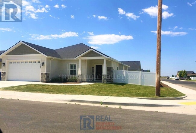 Building Photo - Beautiful 3 bedroom, 2 bath Available