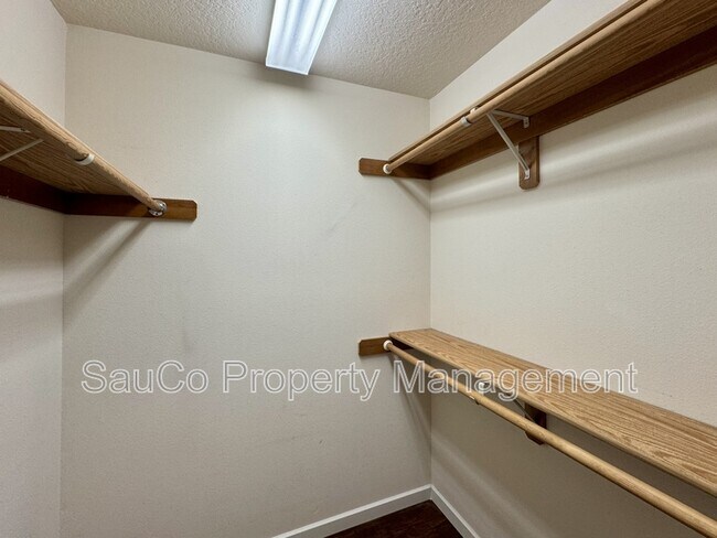 Building Photo - 741 SE Camellia Ct