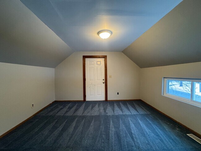 Building Photo - 207 E Oak St