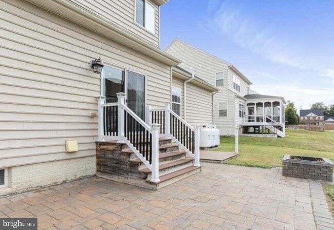 Building Photo - 320 Hopkins Dr